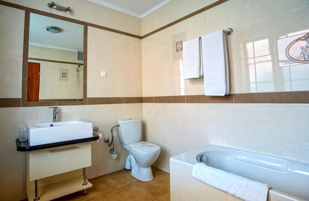 Hotel Adalbertus Gniezno Zimmer foto